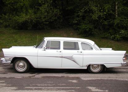 Чайка ГАЗ - 13 - Е 008 ТА 99